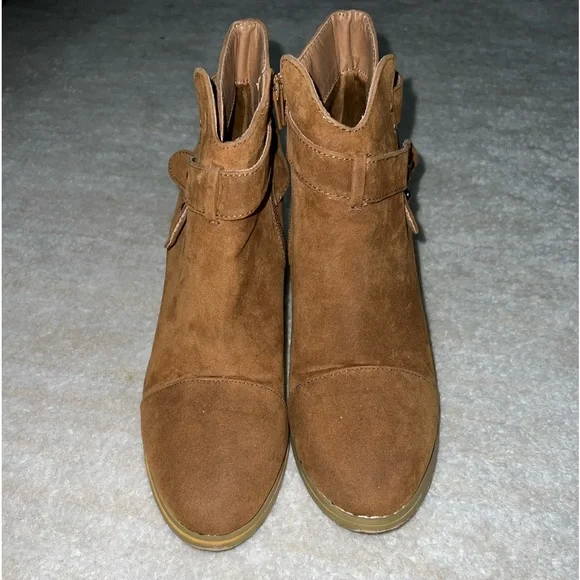 Hot Kiss Suede Wedges, perfect for fall! - Picture 1 of 6